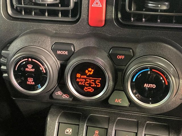 【オートエアコン】一度お好みの温度に設定すれば、車内の温度を検知し風量や温度を自動で調整。暑い&hellip;寒い&hellip;と何度もスイッチ操作をする必要はありません。快適な車内空間には必須の機能ですね♪