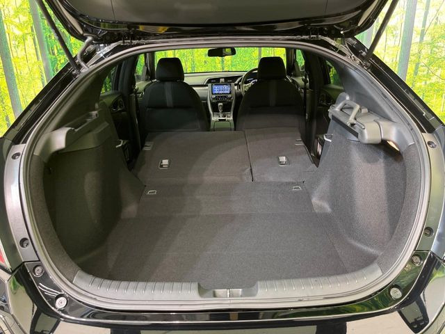 ���i�̂���������ʋ΁A���}���ɏ\���ȉ׎��X�y�[�X���m�ۂ��Ă���܂��B�Z�J���h�V�[�g��|���ƁA�傫�ȉו��̐ύڂ��\�ł���