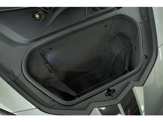 決して大容量ではないものの小旅行やショッピングに行くには問題ない荷室容量を確保しています。