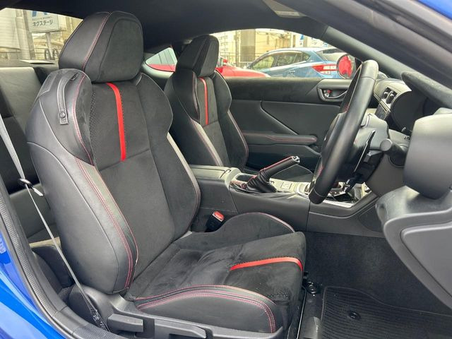 �y�n�[�t���U�[�V�[�g�z�������ƍ���S�n�𗼗������l�C�̃V�[�g���w�ʁE���ʂ̃t�@�u���b�N�f�ނ́A�ʋC���̗ǂ��⊊��ɂ����ɗD��Ă��܂��B�C���╞���ɍ��E���ꂸ���K�ɂ���肢�������܂��B