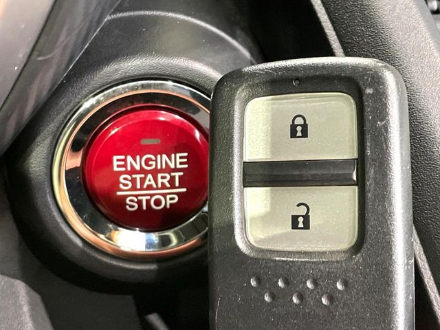 �yHonda�X�}�[�g�L�[�z�J�o����|�P�b�g�ɓ��ꂽ�܂܂ł��h�A�̎{���E�������\�ȃX�}�[�g�L�[�𑕔��B�G���W���̃I���E�I�t�����J�M�����o���K�v����������Ƃ��Ă��֗��ł���