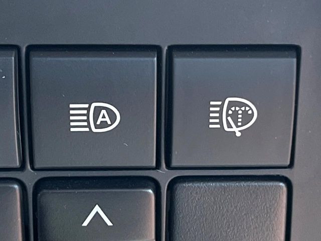 【アダプティブハイビーム】遠くまで明るく照らすハイビームを先行車や対向車に照射しない様、自動で調整!毎回手動で切り替える必要がなく、夜間走行時のストレスも軽減。安全性向上にも寄与します。