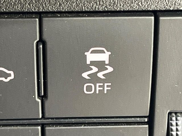 【横滑り防止装置】車両の横滑りを感知すると、自動的に車両の進行方向を保つように車両を制御します。雨の日など滑りやすい路面状況でも安全な運転が可能です。