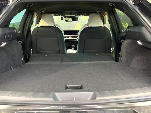 ���i�̂���������ʋ΁A���}���ɏ\���ȉ׎��X�y�[�X���m�ۂ��Ă���܂��B�Z�J���h�V�[�g��|���ƁA�傫�ȉו��̐ύڂ��\�ł���