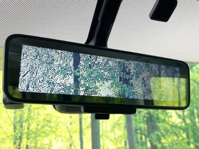 【インテリジェントルームミラー】後席の大きな荷物や同乗者で後方が確認しづらい時でも安心!カメラが撮影した車両後方の映像をルームミラー内に表示。クリアな視界で状況の確認が可能です!