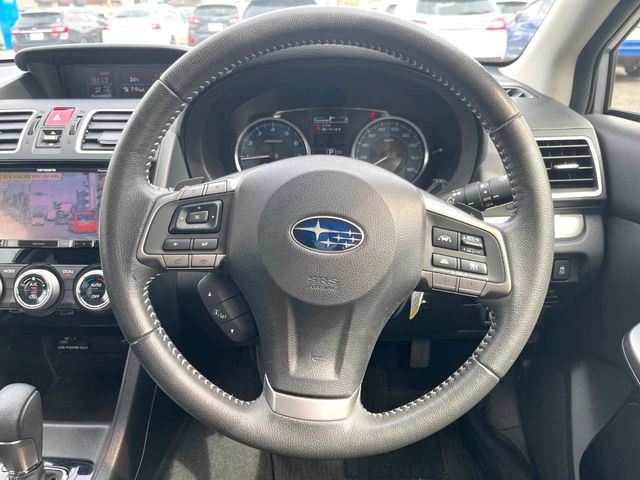 �C���e���A�ɍ��킹���f�U�C���̃X�e�A�����O�́A�^�]�������̂��Ƃ��l���A�^�]���₷���`��A�傫���ł��B�����x�A���ۂɐG���Ă��m���߂��������B