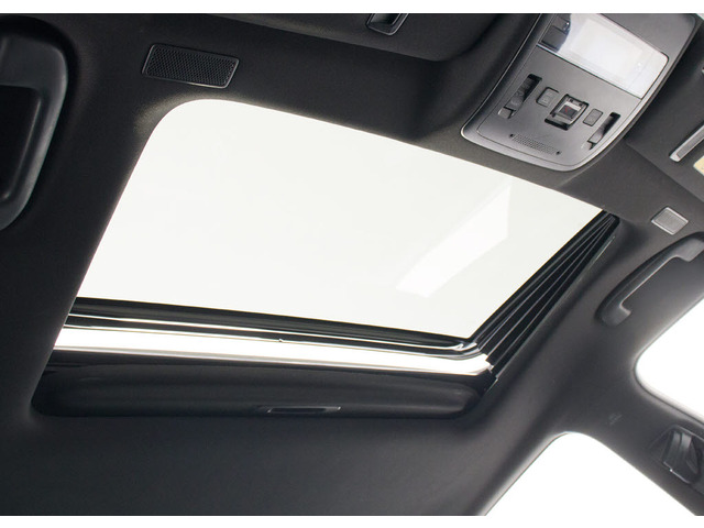 人気装備のサンルーフが付いています!上下チルトに前後スライド機能が付いていますので、様々なドライブシーンで活躍してくれます!!開放感ある車内空間は気持ちがいいですよ!是非体感してみて下さい!