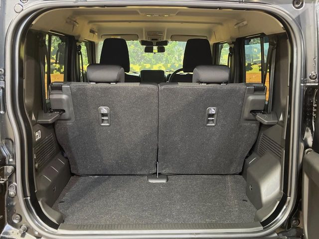 ���i�̂���������ʋ΁A���}���ɏ\���ȉ׎��X�y�[�X���m�ۂ��Ă���܂��B�Z�J���h�V�[�g��|���ƁA�傫�ȉו��̐ύڂ��\�ł���