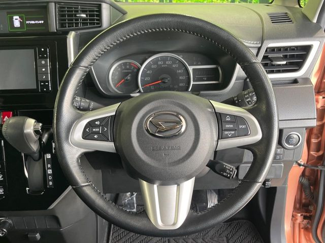 �C���e���A�ɍ��킹���f�U�C���̃X�e�A�����O�́A�^�]�������̂��Ƃ��l���A�^�]���₷���`��A�傫���ł��B�����x�A���ۂɐG���Ă��m���߂��������B