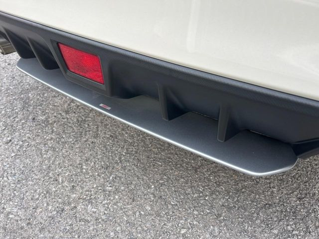 【STIリアエアロ】人気のSTIエアロを装備!クルマの外観がよりスタイリッシュになり、街中で存在感あふれる1台に♪将来買い替える時にもリセールに影響しやすく、価値ある人気の装備です!