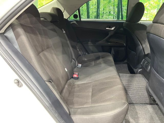 後部座席も気になるようなキズ・汚れやへたり等、大きなダメージはなく、良好な状態です。