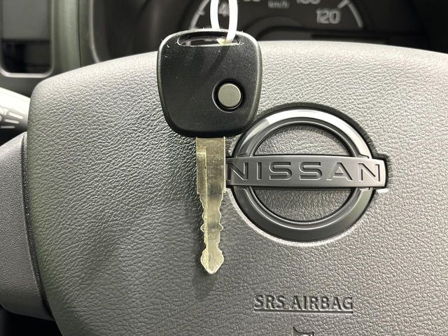 【キーレス】少し離れた場所からでもボタン一つでドアの開錠・施錠ができるのでとっても便利!ドアの鍵穴周りに傷をつけることもありません♪