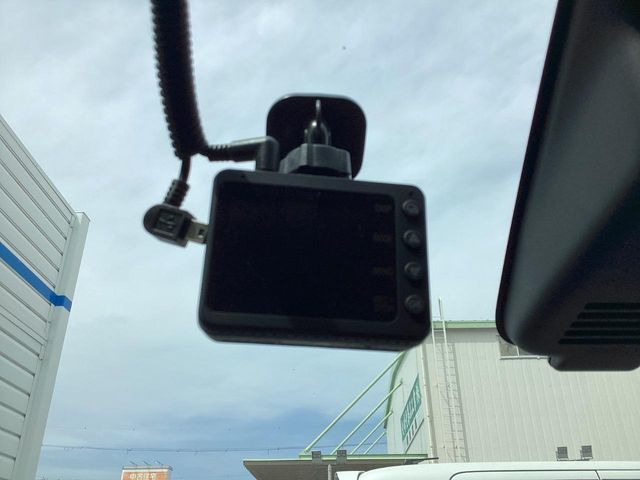 【ドライブレコーダー】ドライブレコーダー装備!走行中はもちろん、あおり運転や事故に遭遇した際、映像で記録し、万一のリスクに備えます。※記録用SDカードはお客様ご自身でご準備いただく必要があります。