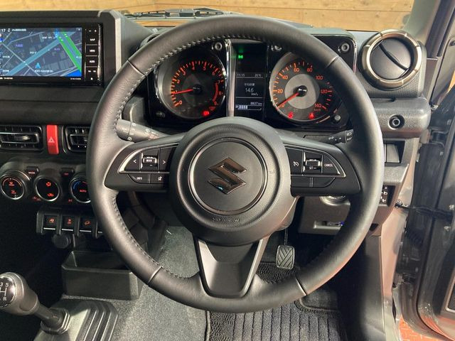 【純正革巻きステアリング】上質な革を使用することで、手にしっかり馴染みとても運転しやすいハンドルです♪