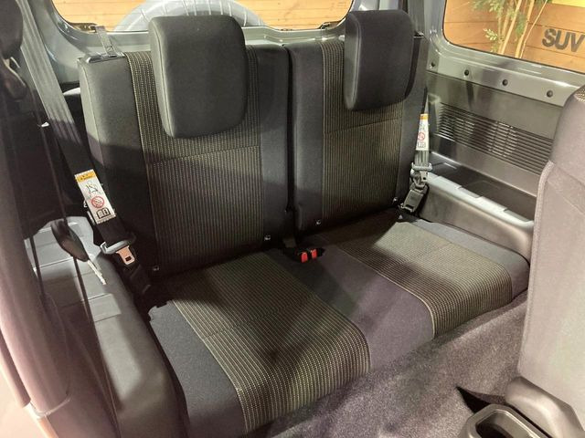 後部座席も気になるようなキズ・汚れやへたり等、大きなダメージはなく、良好な状態です。