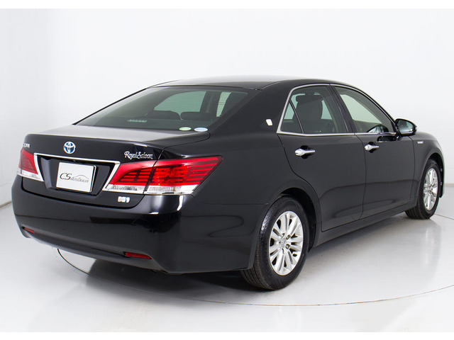 個性的なリアビューで御座います。精悍な佇まいは高級車ならではです。