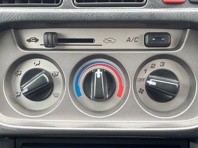 寒い冬も暑い夏も全席に快適な空調を届けてくれる、ダイヤル式エアコンを装備♪