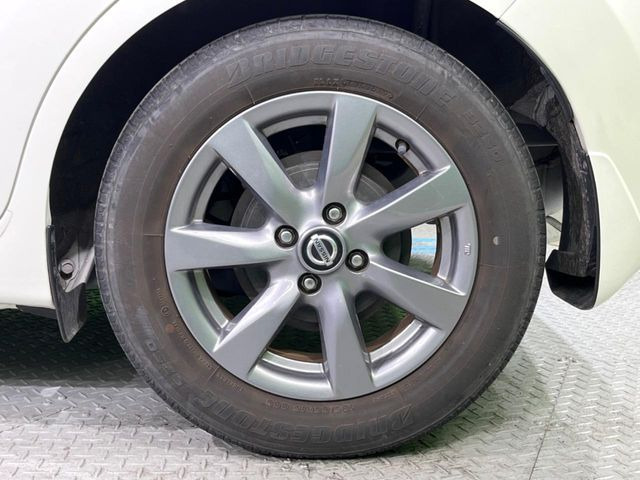 【純正15インチアルミホイール】外観にマッチした純正アルミホイールを装着しております。各種社外アルミホイールや、スタッドレスタイヤも取扱いしております。是非ご相談ください♪