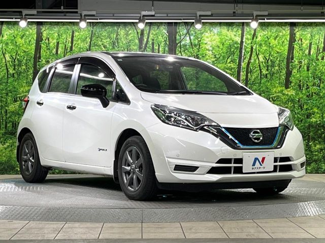 高透明度のガラス皮膜で撥水はもちろん、上質なツヤ・光沢を実現。紫外線や酸性雨から大切な愛車を保護し、色あせ・劣化を防止。「弾スプラッシュコート」、「弾プリミッサコート」からお選びいただけます。