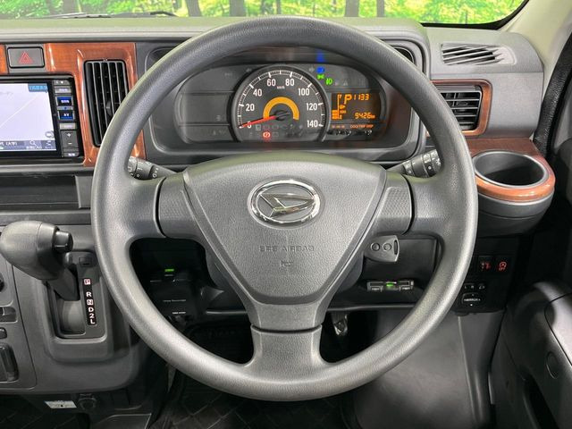 �C���e���A�ɍ��킹���f�U�C���̃X�e�A�����O�́A�^�]�������̂��Ƃ��l���A�^�]���₷���`��A�傫���ł��B�����x�A���ۂɐG���Ă��m���߂��������B