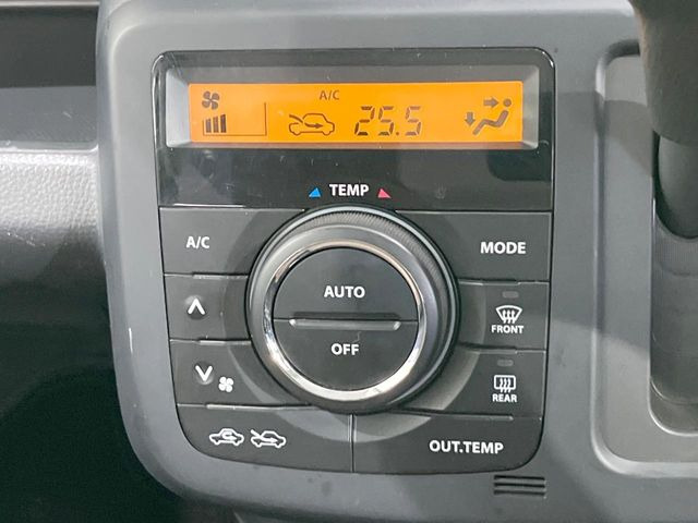 【オートエアコン】一度お好みの温度に設定すれば、車内の温度を検知し風量や温度を自動で調整。暑い&hellip;寒い&hellip;と何度もスイッチ操作をする必要はありません。快適な車内空間には必須の機能ですね♪