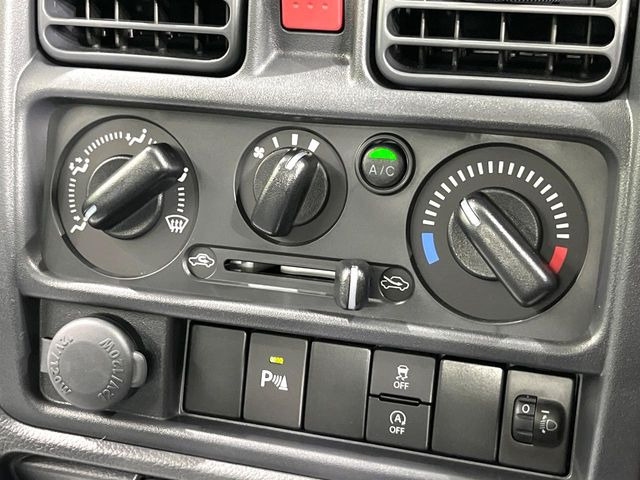 寒い冬も暑い夏も全席に快適な空調を届けてくれる、ダイヤル式エアコンを装備♪