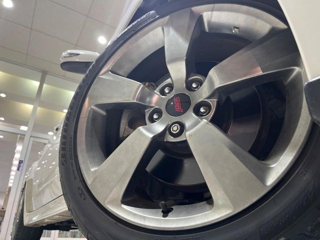 �y����18�C���`�A���~�z�C�[���z�O�ςɃ}�b�`���������A���~�z�C�[���𑕒����Ă���܂��B�e��ЊO�A���~�z�C�[����A�X�^�b�h���X�^�C�����戵�����Ă���܂��B���񂲑��k����������