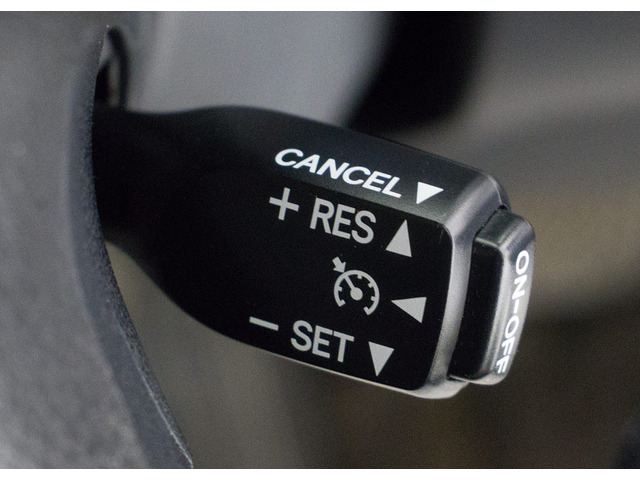 【オートクルーズコントロール】搭載。アクセル操作なしでも車が自動でスピードを保ってくれる機能です長距離の高速は楽々です。