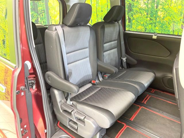 後部座席も気になるようなキズ・汚れやへたり等、大きなダメージはなく、良好な状態です。