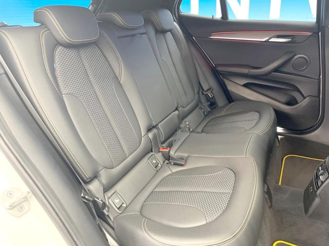●後部座席も気になるようなキズ・汚れやへたり等、大きなダメージはなく、良好な状態です。