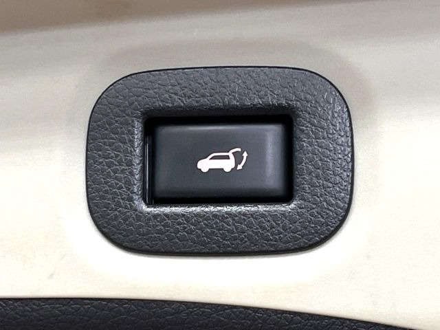 【パワーバックドア】スマートキーや運転席のボタンを押すだけでリアゲートが自動で開閉します!荷物を持っている時や、高い位置にあるバックドアを閉める際に便利な機能です♪