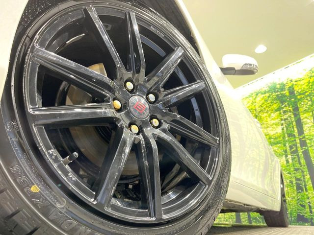 【18インチアルミホイール】外観にマッチしたアルミホイールを装着しております。各種アルミホイールや、スタッドレスタイヤも取扱いしております。是非ご相談ください♪