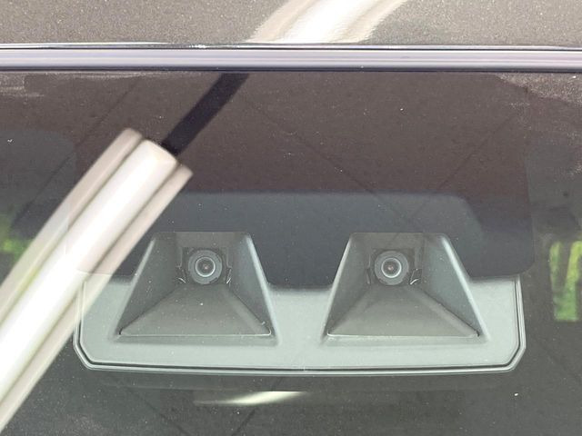 【スマートアシスト】走行中に前方の車両等を認識し、衝突しそうな時は警報とブレーキで衝突回避と被害軽減をアシスト。より安全にドライブをお楽しみいただけます。