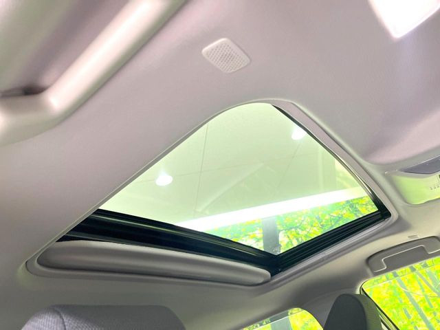 【サンルーフ】開放感たっぷりの希少装備、サンルーフが装着されています!車内に明かりを取り入れたり景色を楽しむ以外にも、車内の空気も簡単に換気できて快適です!
