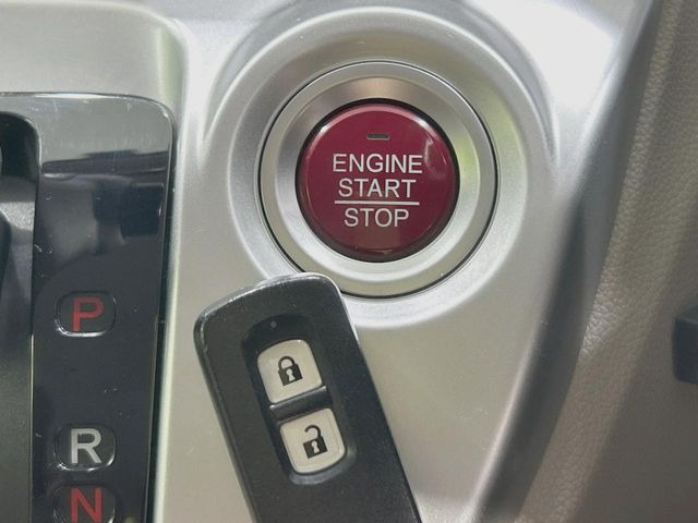 �yHonda�X�}�[�g�L�[�z�J�o����|�P�b�g�ɓ��ꂽ�܂܂ł��h�A�̎{���E�������\�ȃX�}�[�g�L�[�𑕔��B�G���W���̃I���E�I�t�����J�M�����o���K�v����������Ƃ��Ă��֗��ł���