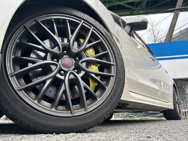 �y����18�C���`�A���~�z�C�[���z�O�ςɃ}�b�`���������A���~�z�C�[���𑕒����Ă���܂��B�e��ЊO�A���~�z�C�[����A�X�^�b�h���X�^�C�����戵�����Ă���܂��B���񂲑��k����������