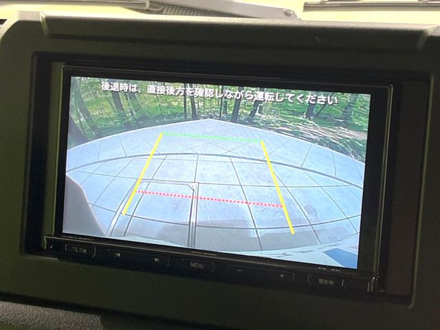 【バックカメラ】駐車時に後方がリアルタイム映像で確認できます。大型商業施設や立体駐車場での駐車時や、夜間のバック時に大活躍!運転スキルに関わらず、今や必須となった装備のひとつです!