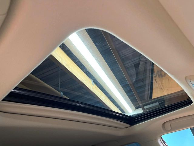 【サンルーフ】開放感たっぷりの希少装備、サンルーフが装着されています!車内に明かりを取り入れたり景色を楽しむ以外にも、車内の空気も簡単に換気できて快適です!