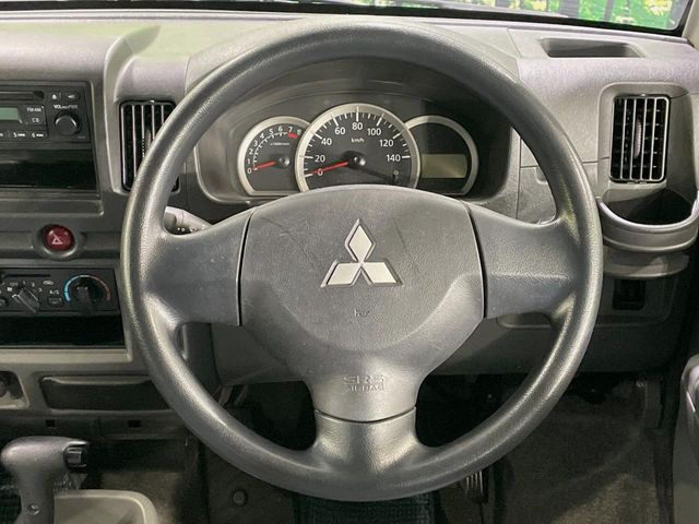 インテリアに合わせたデザインのステアリングは、運転される方のことも考え、運転しやすい形状、大きさです。是非一度、実際に触ってお確かめください。