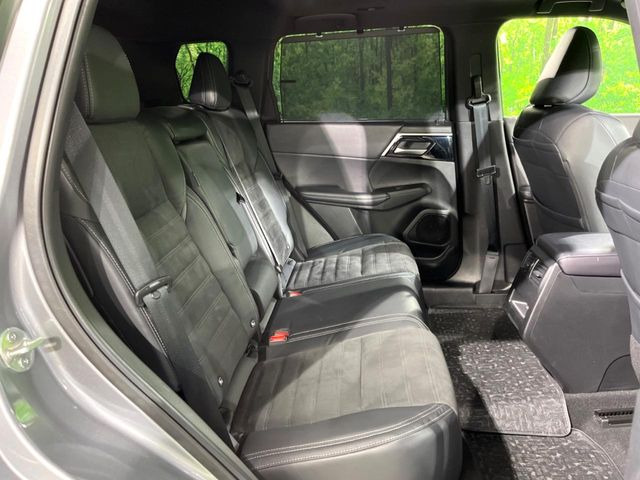 広々とした2列目シートは居住性が高く、居心地も快適!友達や家族とのお出かけにぴったりです。ベビーシートやチャイルドシート使用時も快適にお過ごしいただける十分な空間を確保しています。