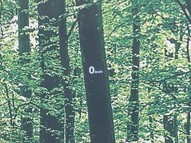 �y�w�b�h�A�b�v�f�B�X�v���C�z���݂̑��x�⑖�s�����f�W�^���\���ŉ^�]�ȑO���̃K���X�ɓ��e!�^�]���A�ڐ������炳���K�v�ȏ����m�F�ł���̂łƂ��Ă��֗��ň��S!