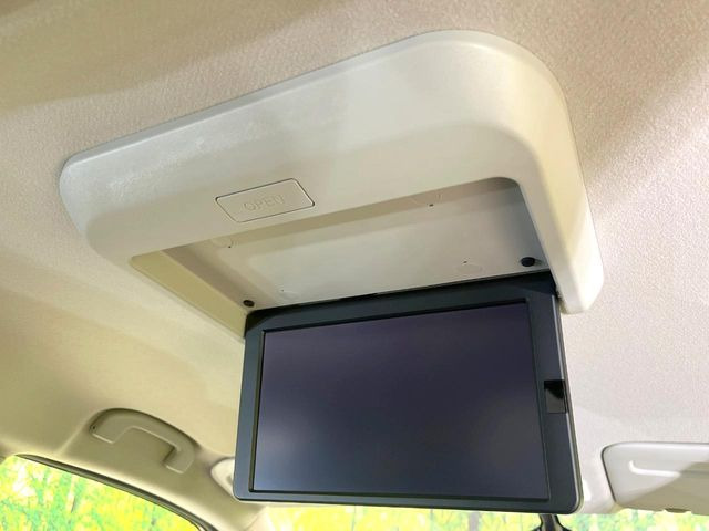 【フリップダウンモニター】大画面モニターで後席でもエンタメをお楽しみいただけます。小さなお子様にも大人気の装備です♪
