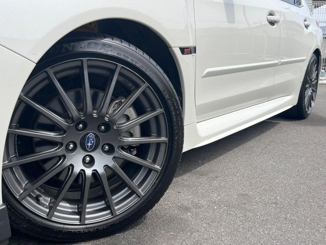 �y����18�C���`�A���~�z�C�[���z�O�ςɃ}�b�`���������A���~�z�C�[���𑕒����Ă���܂��B�e��ЊO�A���~�z�C�[����A�X�^�b�h���X�^�C�����戵�����Ă���܂��B���񂲑��k����������