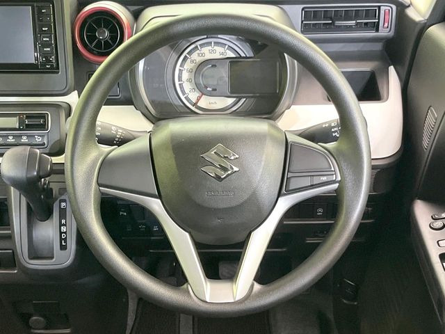 ステアリングも使用感が少なく、きれいな状態となっております♪