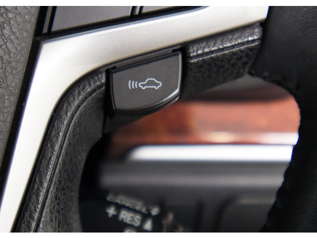 衝突回避支援型プリクラッシュセーフティシステム 前方に出現した障害物に対し警報を発し、ドライバーに警告。同時にブレーキアシストにより衝突回避と速度を軽減します。