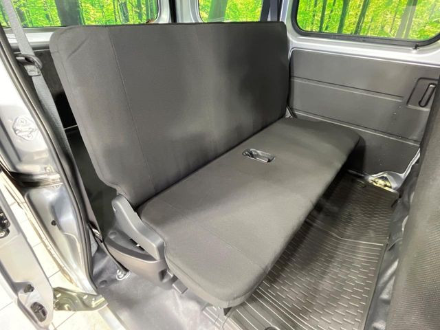 後部座席も気になるようなキズ・汚れやへたり等、大きなダメージはなく、良好な状態です。