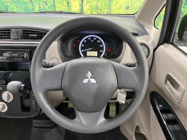 �C���e���A�ɍ��킹���f�U�C���̃X�e�A�����O�́A�^�]�������̂��Ƃ��l���A�^�]���₷���`��A�傫���ł��B�����x�A���ۂɐG���Ă��m���߂��������B