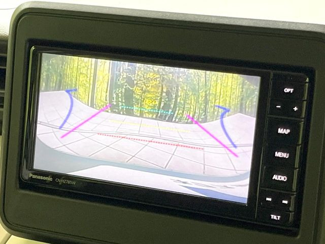 【バックカメラ】駐車時に後方がリアルタイム映像で確認できます。大型商業施設や立体駐車場での駐車時や、夜間のバック時に大活躍!運転スキルに関わらず、今や必須となった装備のひとつです!