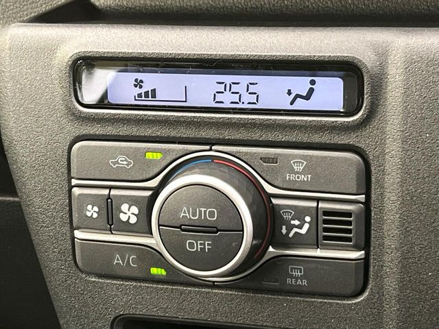 【オートエアコン】一度お好みの温度に設定すれば、車内の温度を検知し風量や温度を自動で調整。暑い&hellip;寒い&hellip;と何度もスイッチ操作をする必要はありません。快適な車内空間には必須の機能ですね♪