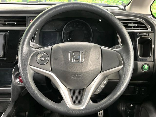 �C���e���A�ɍ��킹���f�U�C���̃X�e�A�����O�́A�^�]�������̂��Ƃ��l���A�^�]���₷���`��A�傫���ł��B�����x�A���ۂɐG���Ă��m���߂��������B